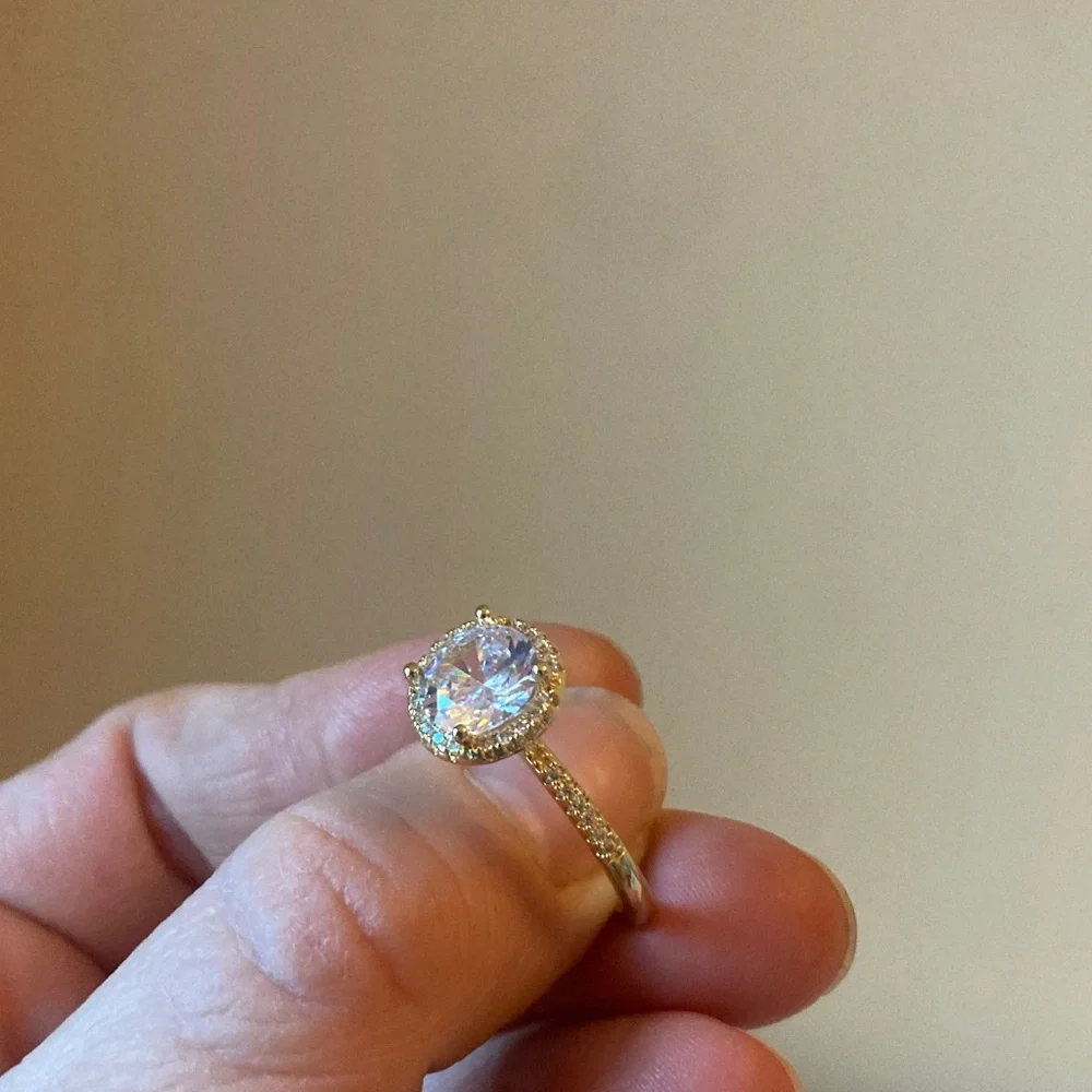 Pretty Bird Jewelry Radiant Gold Women's Ring with Sparkling Centerpiece - Picture 3 of 10